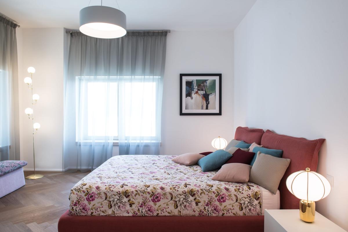 Bedroom with a floral bedspread and teal accent pillows, Al Fairooz Marina, Three Bedrooms, Dubai Marina, Dubai