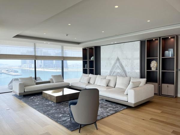 Living room with white sofas, a marble coffee table, and a floor-to-ceiling window view, One at Palm, Four Bedrooms, Palm Jumeirah, Dubai