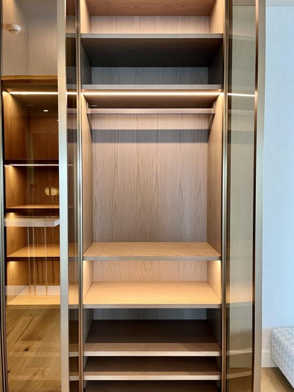 Made-to-measure wardrobe with open wood shelving, One at Palm, Four Bedrooms, Palm Jumeirah, Dubai