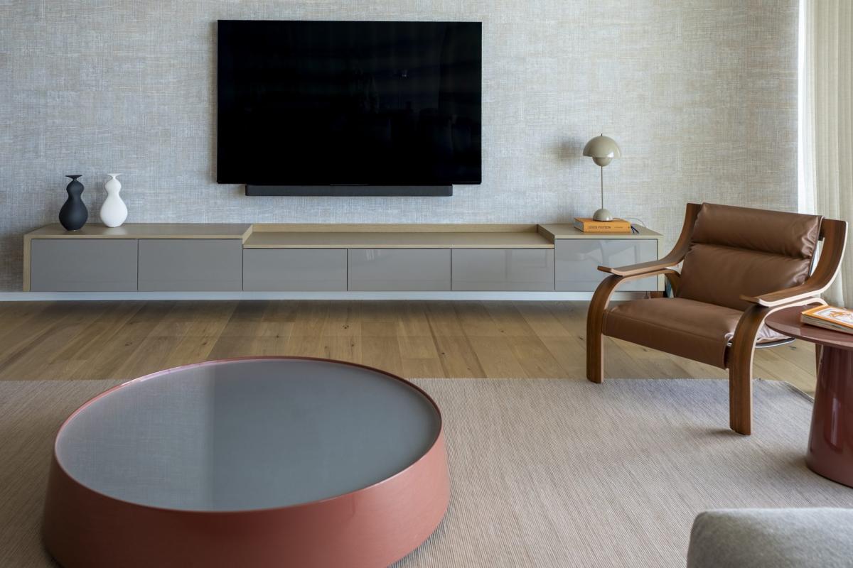 Living room with a beige sofa, a round pink coffee table, and a wall-mounted television, One at Palm, Three Bedrooms (Central Wing), Palm Jumeirah, Dubai