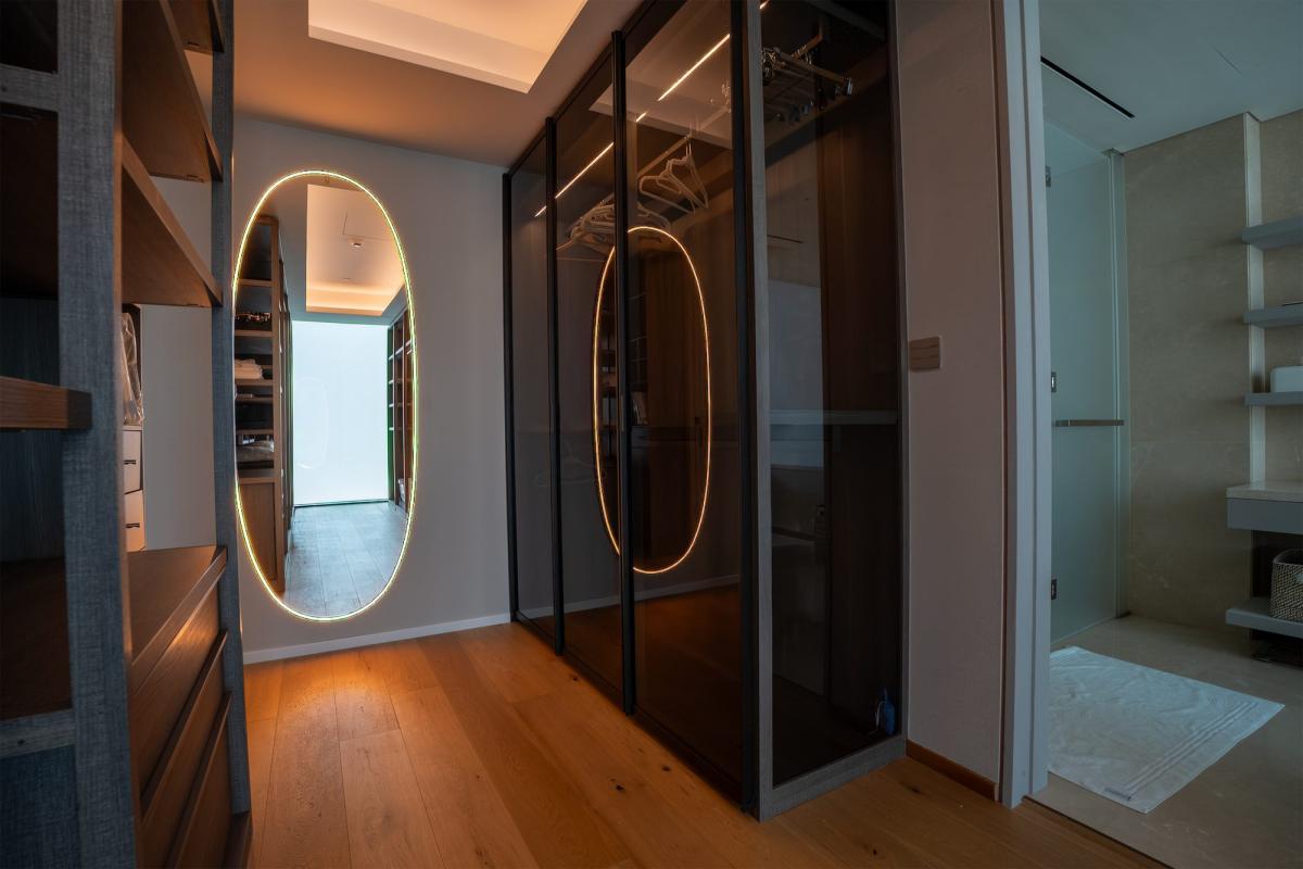 Hallway with an oval mirror and a walk-in wardrobe, One at Palm, Three Bedrooms (Central Wing), Palm Jumeirah, Dubai