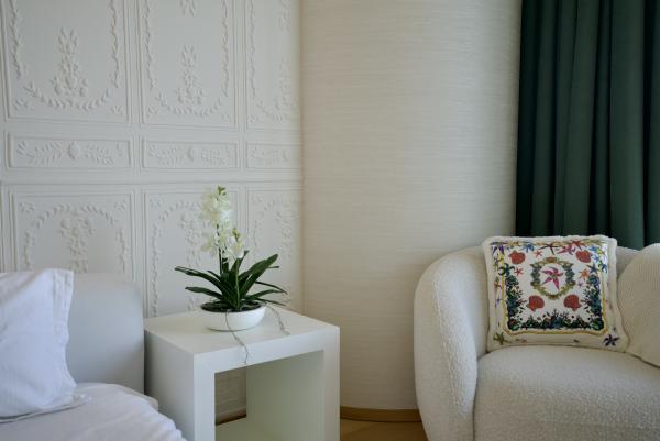 Bedroom corner with an upholstered armchair and textured wall, One at Palm Three Bedrooms, Palm Jumeirah