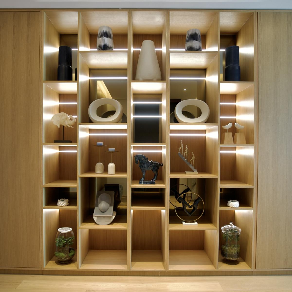 Built-in display shelving with decorative objects, One at Palm Three Bedrooms, Palm Jumeirah