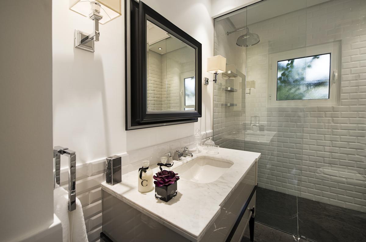 Bathroom vanity and walk-in shower, Villa Canal Cove, Palm Jumeirah