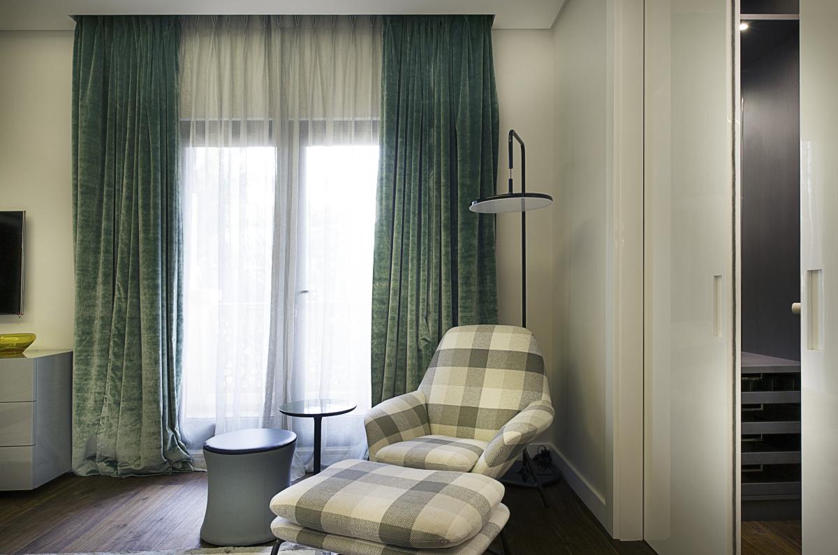 Balcony seating nook with armchair and ottoman, Villa Canal Cove, Palm Jumeirah